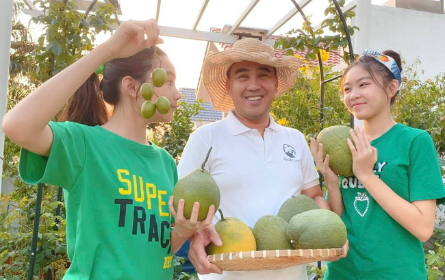 Bà xã Quyền Linh khoe thành quả thu hoạch hoa trái sai trĩu trong căn biệt thự 21 tỷ, được cả chồng lẫn 2 cô con gái xinh đẹp phụ giúp - Ảnh 8.