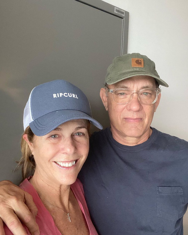Vợ chồng Tom Hanks bị bắt gặp tươi cười lái xe ra đường sau điều trị Covid-19 - Ảnh 2.