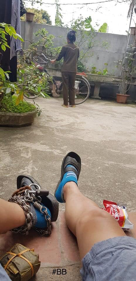 Nam thanh niên tự cột xích vào chân và lý do đằng sau khiến nhiều người cay mắt - Ảnh 1. Nam thanh niên tự cột xích vào chân và lý do đằng sau khiến nhiều người cay mắt - Ảnh 1.