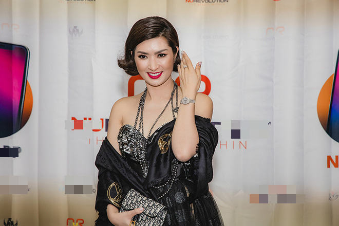 Ca sĩ Nguyễn Hồng Nhung đi sự kiện bằng siêu xe Ferrari trị giá 11 tỷ - Ảnh 10. Ca sĩ Nguyễn Hồng Nhung đi sự kiện bằng siêu xe Ferrari trị giá 11 tỷ - Ảnh 10.