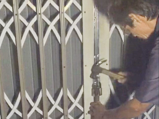 Bóng đen bí ẩn khóa trái 4 căn nhà trong đêm - Ảnh 1. Bóng đen bí ẩn khóa trái 4 căn nhà trong đêm - Ảnh 1.