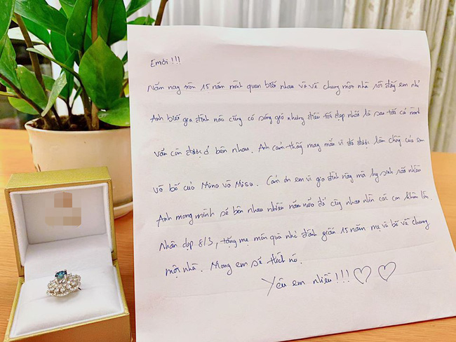 Sau scandal ly hôn, Lưu Hương Giang hạnh phúc khoe được Hồ Hoài Anh tặng chiếc nhẫn siêu bự kèm bức thư viết tay vô cùng ngọt ngào - Ảnh 1.