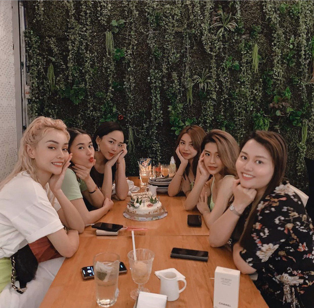 Ai cũng nên có một hội bạn thân như Tóc Tiên: Xinh đẹp và thành công, nhất định tụ họp đông đủ trong tất cả ngày trọng đại! - Ảnh 2. Ai cũng nên có một hội bạn thân như Tóc Tiên: Xinh đẹp và thành công, nhất định tụ họp đông đủ trong tất cả ngày trọng đại! - Ảnh 2.