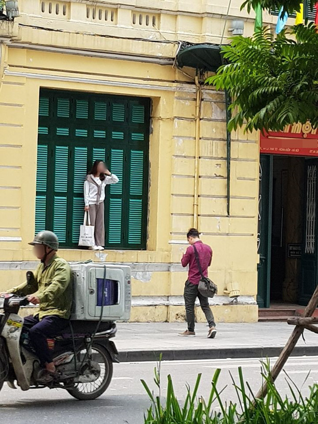 Cô gái trẻ trèo lên cửa sổ nhà cổ Hà Nội để sống ảo, dân tình người bênh kẻ chê nhưng nhận gạch nhiều nhất lại là chủ nhân bức ảnh chụp trộm - Ảnh 2. Cô gái trẻ trèo lên cửa sổ nhà cổ Hà Nội để sống ảo, dân tình người bênh kẻ chê nhưng nhận gạch nhiều nhất lại là chủ nhân bức ảnh chụp trộm - Ảnh 2.