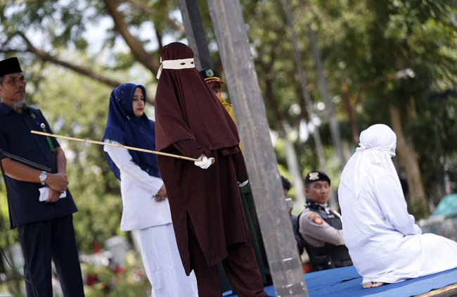 Hình phạt hà khắc trên hòn đảo ở Indonesia, công khai đánh roi nếu ngoại tình hoặc nắm tay âu yếm, quan hệ tình dục trước hôn nhân - Ảnh 1.