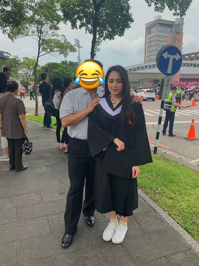 Giảm một lúc hơn 40kg, cô gái như biến thành một con người khác: Nhìn xinh như Địch Lệ Nhiệt Ba rồi nè! - Ảnh 19. Giảm một lúc hơn 40kg, cô gái như biến thành một con người khác: Nhìn xinh như Địch Lệ Nhiệt Ba rồi nè! - Ảnh 19.