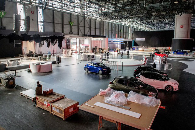 Khung cảnh tan hoang của Geneva Motor Show 2020: Tất cả đắp chiếu chờ tháo dỡ - Ảnh 19.