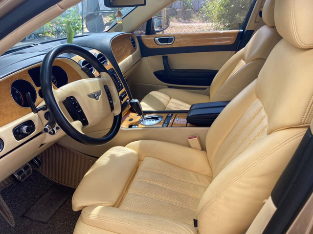 Bentley hết thời bán giá 1,9 tỷ đồng - Khi xe siêu sang rẻ ngang 2 xe cỏ - Ảnh 3. Bentley hết thời bán giá 1,9 tỷ đồng - Khi xe siêu sang rẻ ngang 2 xe cỏ - Ảnh 3.