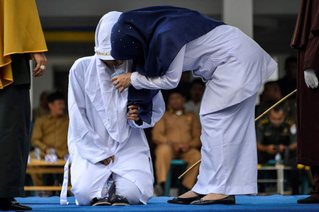Hình phạt hà khắc trên hòn đảo ở Indonesia, công khai đánh roi nếu ngoại tình hoặc nắm tay âu yếm, quan hệ tình dục trước hôn nhân - Ảnh 3.