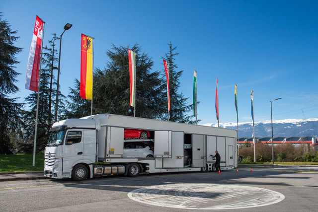 Khung cảnh tan hoang của Geneva Motor Show 2020: Tất cả đắp chiếu chờ tháo dỡ - Ảnh 24.