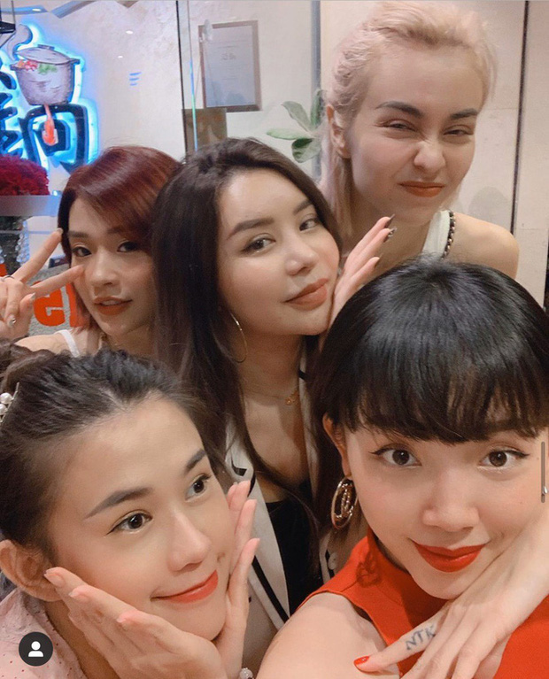 Ai cũng nên có một hội bạn thân như Tóc Tiên: Xinh đẹp và thành công, nhất định tụ họp đông đủ trong tất cả ngày trọng đại! - Ảnh 4. Ai cũng nên có một hội bạn thân như Tóc Tiên: Xinh đẹp và thành công, nhất định tụ họp đông đủ trong tất cả ngày trọng đại! - Ảnh 4.