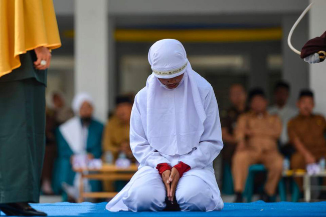 Hình phạt hà khắc trên hòn đảo ở Indonesia, công khai đánh roi nếu ngoại tình hoặc nắm tay âu yếm, quan hệ tình dục trước hôn nhân - Ảnh 4.