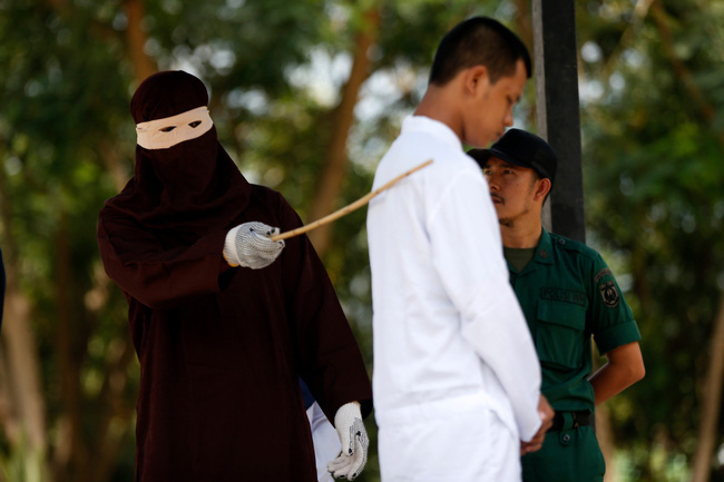 Hình phạt hà khắc trên hòn đảo ở Indonesia, công khai đánh roi nếu ngoại tình hoặc nắm tay âu yếm, quan hệ tình dục trước hôn nhân - Ảnh 5.