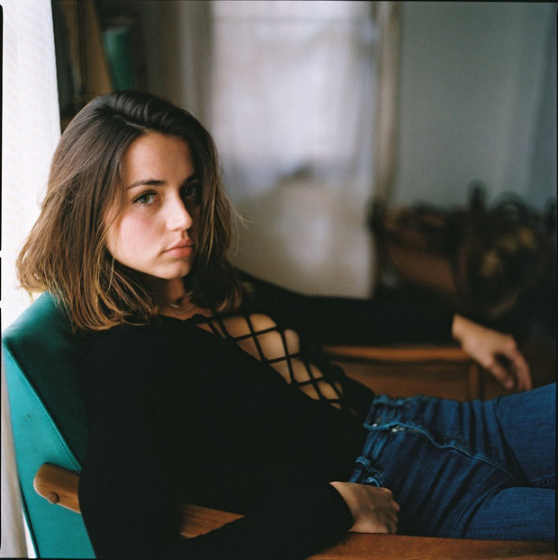 Bond Girl mới Ana de Armas để mặt mộc 100% dạo phố mà dân tình đứng ngồi không yên, gu thời trang còn gây bất ngờ hơn - Ảnh 6. Bond Girl mới Ana de Armas để mặt mộc 100% dạo phố mà dân tình đứng ngồi không yên, gu thời trang còn gây bất ngờ hơn - Ảnh 6.