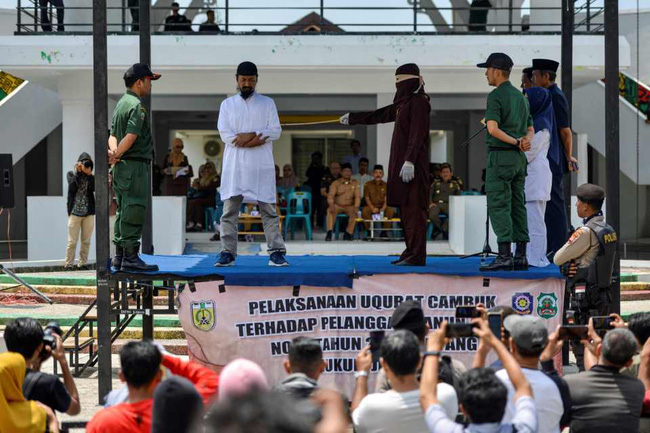 Hình phạt hà khắc trên hòn đảo ở Indonesia, công khai đánh roi nếu ngoại tình hoặc nắm tay âu yếm, quan hệ tình dục trước hôn nhân - Ảnh 6. Hình phạt hà khắc trên hòn đảo ở Indonesia, công khai đánh roi nếu ngoại tình hoặc nắm tay âu yếm, quan hệ tình dục trước hôn nhân - Ảnh 6.