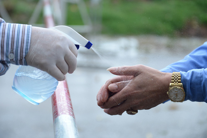 Đang dỡ bỏ cách ly tại Sơn Lôi: Tôi rất vui, từ mai có thể ra ngoài đi làm, đi chơi, thăm bạn bè, người thân - Ảnh 1.