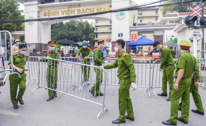 TIN MỚI dịch covid-19 ngày 30/3: Bệnh nhân 17 được ra viện cùng 26 bệnh nhân khác - 5 nguy cơ lây lan từ ổ dịch Covid-19 tại Bệnh viện Bạch Mai - Ảnh 1.