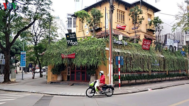 Cảnh vắng lặng hiếm có của nhà hàng, quán bia Hà Nội trong mùa dịch Covid-19 - Ảnh 14.