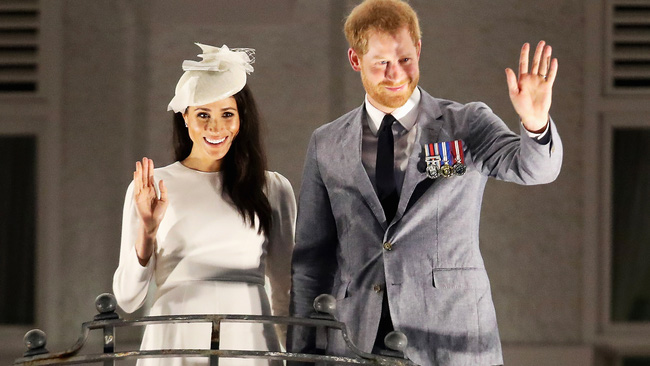 Vợ chồng Meghan Markle nói lời chào tạm biệt trước khi chính thức rời khỏi hoàng gia nhưng lại có hành động gây khó hiểu - Ảnh 3.