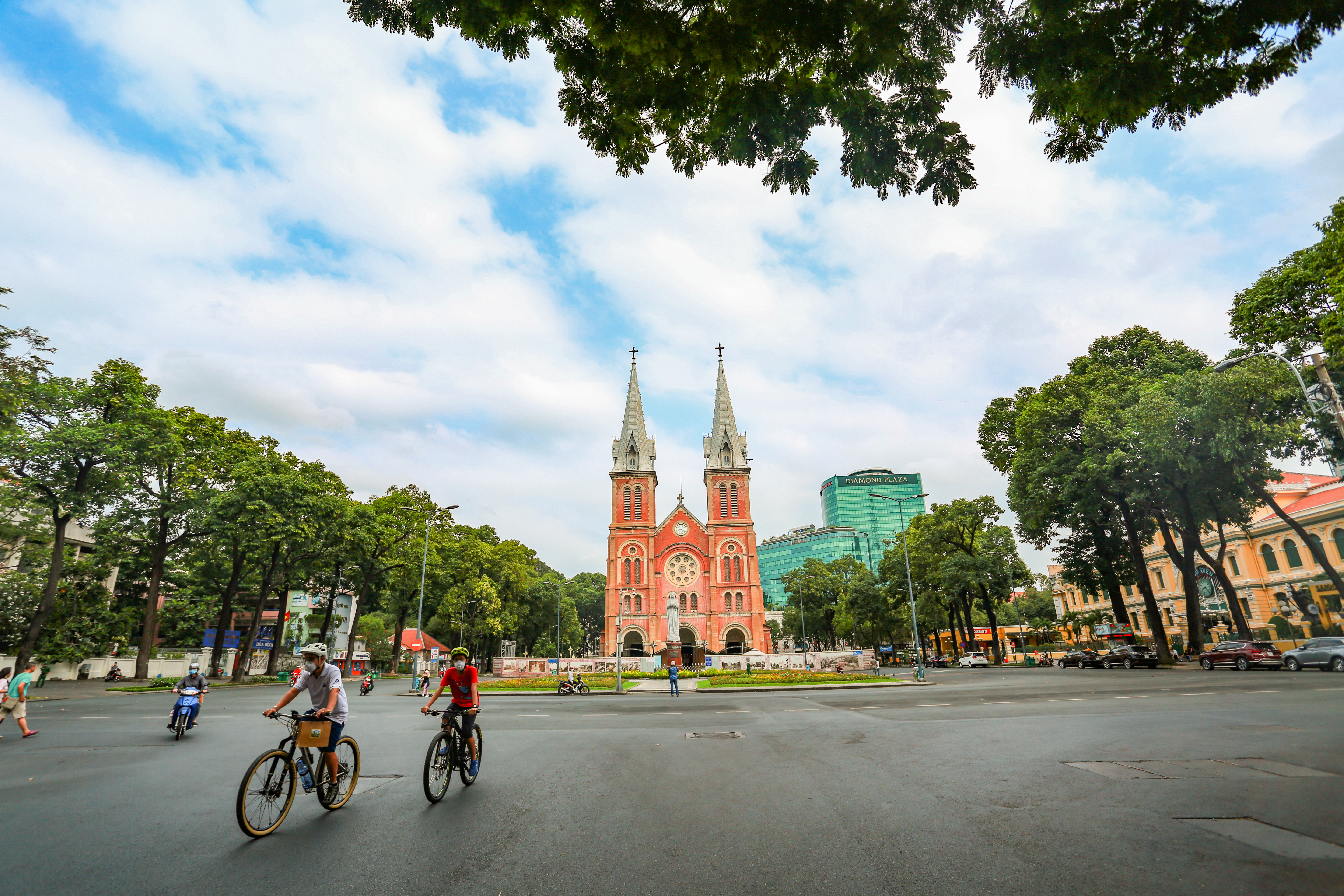 Ngắm Sài Gòn đẹp và yên bình trước thời điểm cách ly toàn xã hội trong 15 ngày - Ảnh 9.