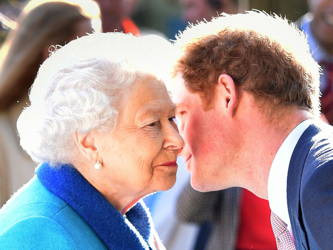 Nữ hoàng Anh chính thức gặp mặt cháu trai Harry sau những rạn nứt và tổn thương, chỉ với một câu nói cũng đủ khiến vợ chồng Meghan phải suy nghĩ - Ảnh 1.