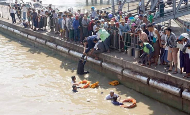 Hình ảnh ấn tượng khi vị thuyền trưởng 60 tuổi không ngần ngại nhảy xuống sông từ độ cao 12m để giải cứu người phụ nữ sắp chết đuối - Ảnh 2.