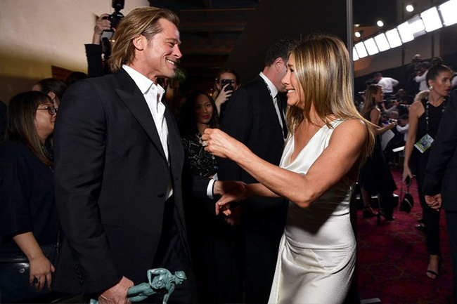 Angelina Jolie có động thái đầu tiên sau khi Brad Pitt dính tin đồn tái hợp cùng vợ cũ Jennifer Aniston - Ảnh 2.