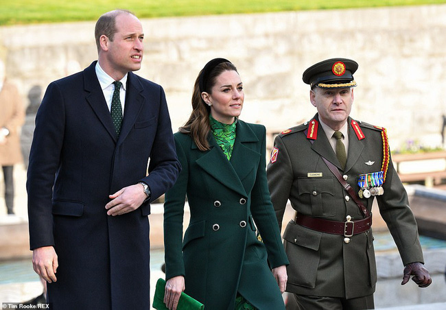 Cùng đặt chân đến Ireland, Công nương Kate và em dâu Meghan khác nhau một trời một vực: Người đẳng cấp quý phái, người kém sang hơn - Ảnh 1.