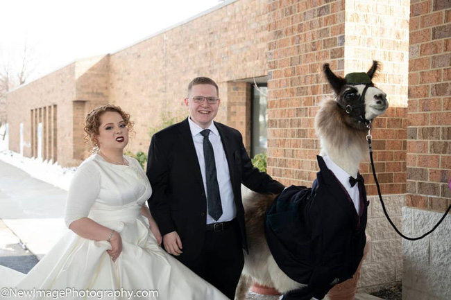 Cô dâu trưng bộ mặt khó chịu ngay trong bức hình duy nhất chụp chung với anh trai trong ngày cưới vì khách mời đặc biệt kế bên - Ảnh 3.
