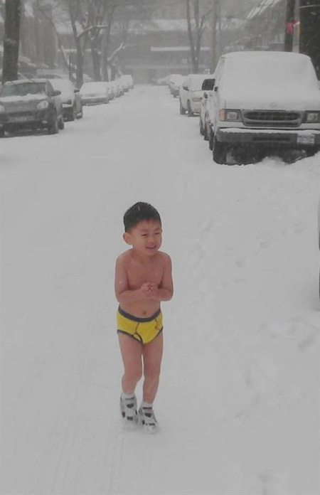 Cậu bé cởi trần chạy dưới tuyết năm nào nay đã làm nên điều phi thường nhờ vào một quan điểm giáo dục đặc biệt của bố ruột - Ảnh 5.
