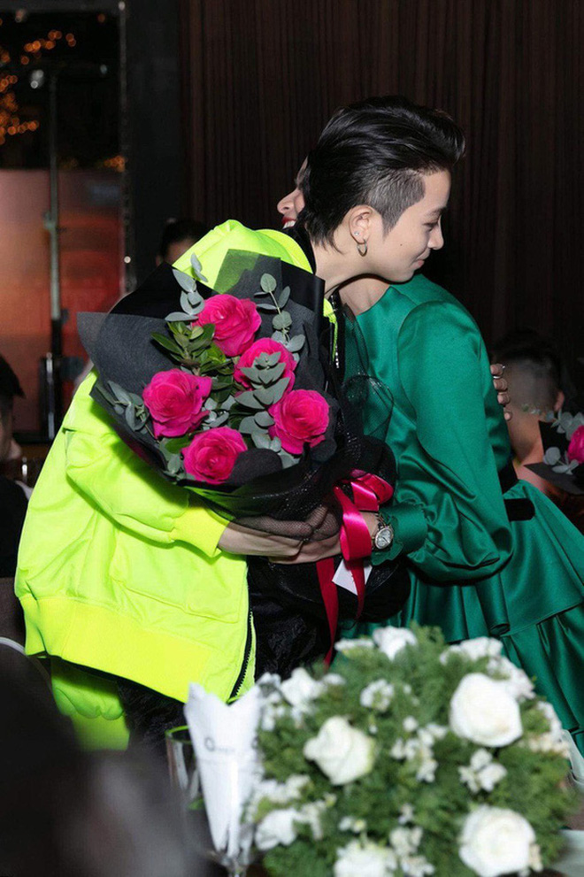 Hoàng Thùy Linh hào hứng khoe được tặng hoa hồng, netizen lập tức gọi tên Gil Lê, còn phát hiện điểm chung của cả hai - Ảnh 6.