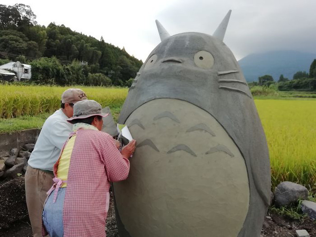 Mê phim hoạt hình Totoro, đôi vợ chồng già cặm cụi làm trạm xe bus độc nhất vô nhị, khách thi nhau tìm đến chụp ảnh - Ảnh 9.