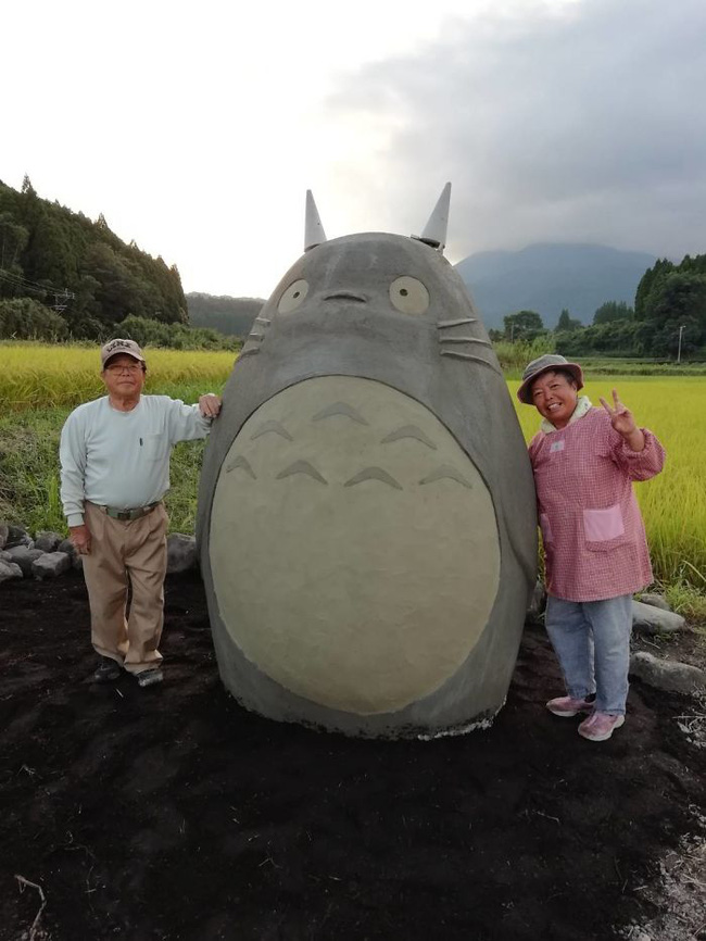 Mê phim hoạt hình Totoro, đôi vợ chồng già cặm cụi làm trạm xe bus độc nhất vô nhị, khách thi nhau tìm đến chụp ảnh - Ảnh 10.