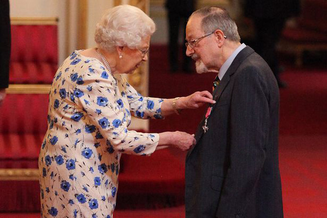 Giữa lúc dịch bệnh Covid-19 lan rộng, lần đầu tiên trong vòng 60 năm, Nữ hoàng Anh đeo găng tay trong buổi lễ trao tặng huân chương - Ảnh 1.