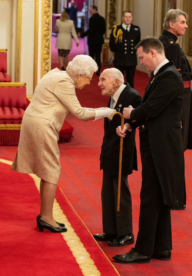 Giữa lúc dịch bệnh Covid-19 lan rộng, lần đầu tiên trong vòng 60 năm, Nữ hoàng Anh đeo găng tay trong buổi lễ trao tặng huân chương - Ảnh 2.