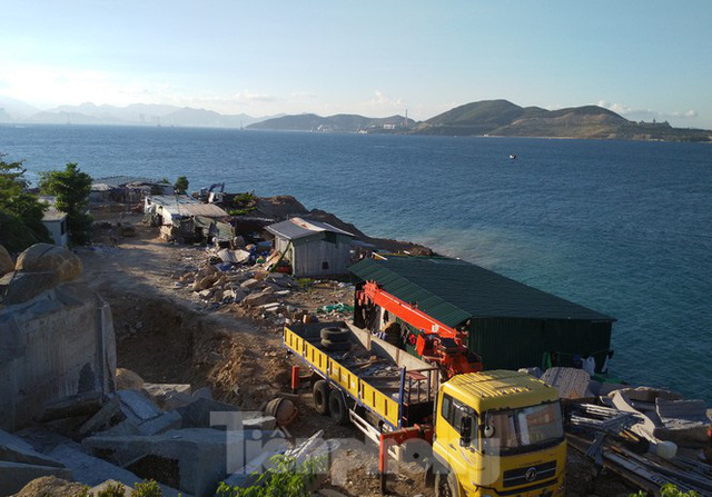 Cận cảnh nhà hàng xây chui cả nghìn m2 trên đảo Hòn Tằm - Ảnh 2.