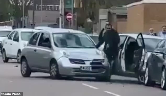 Cảnh tượng đáng sợ: Gã tài xế hung hăng lái xe tông thẳng vào một chiếc xe khác - Ảnh 1.