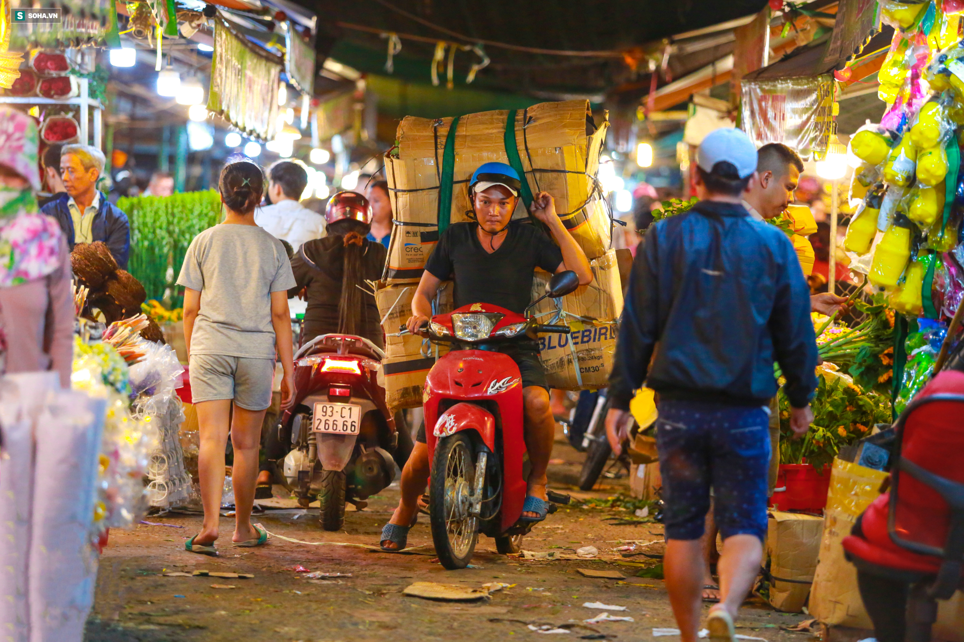 Chợ hoa 30 năm không ngủ ở Sài Gòn nhộn nhịp lúc 2 giờ sáng đón ngày 8/3 - Ảnh 1.
