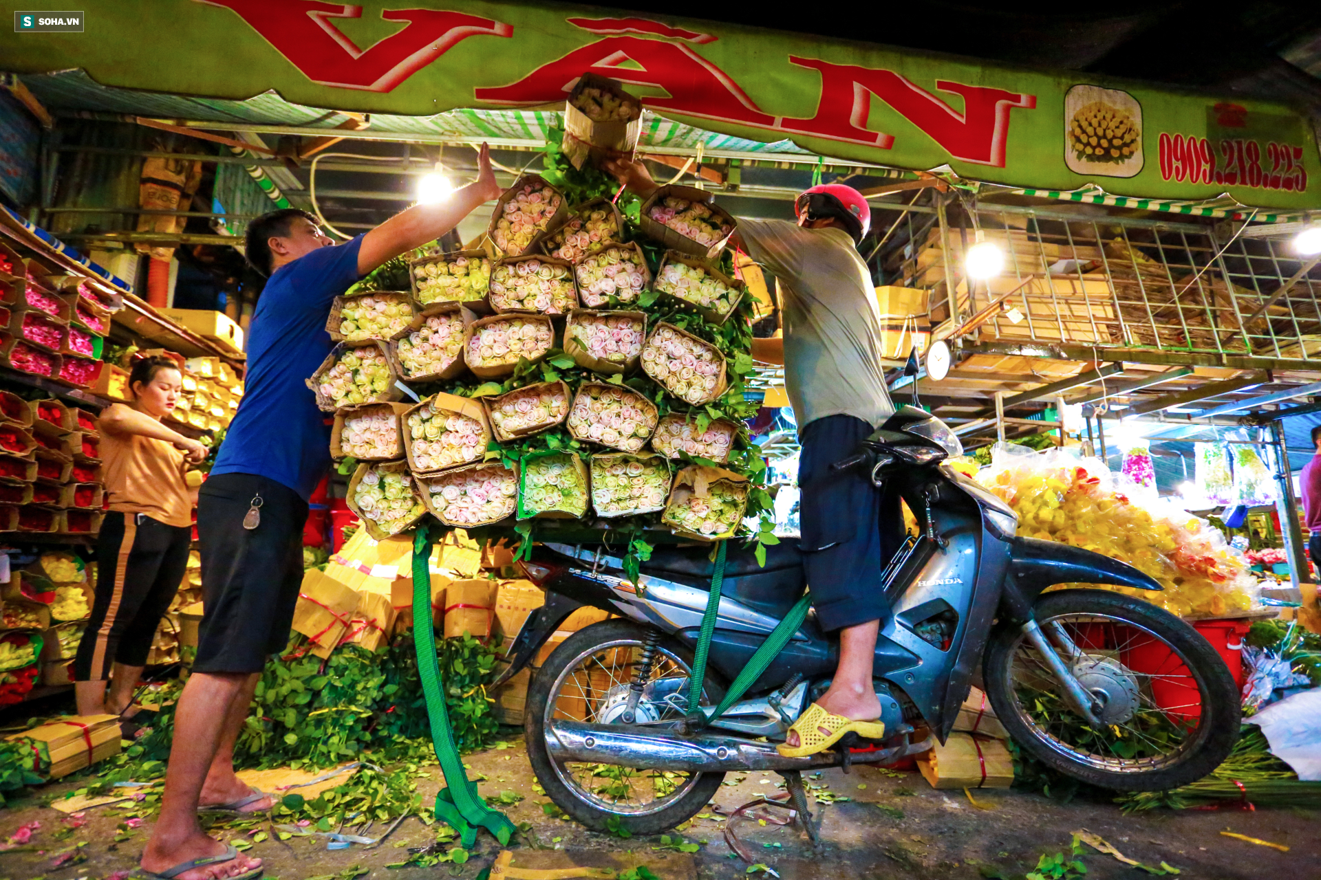 Chợ hoa 30 năm không ngủ ở Sài Gòn nhộn nhịp lúc 2 giờ sáng đón ngày 8/3 - Ảnh 3.