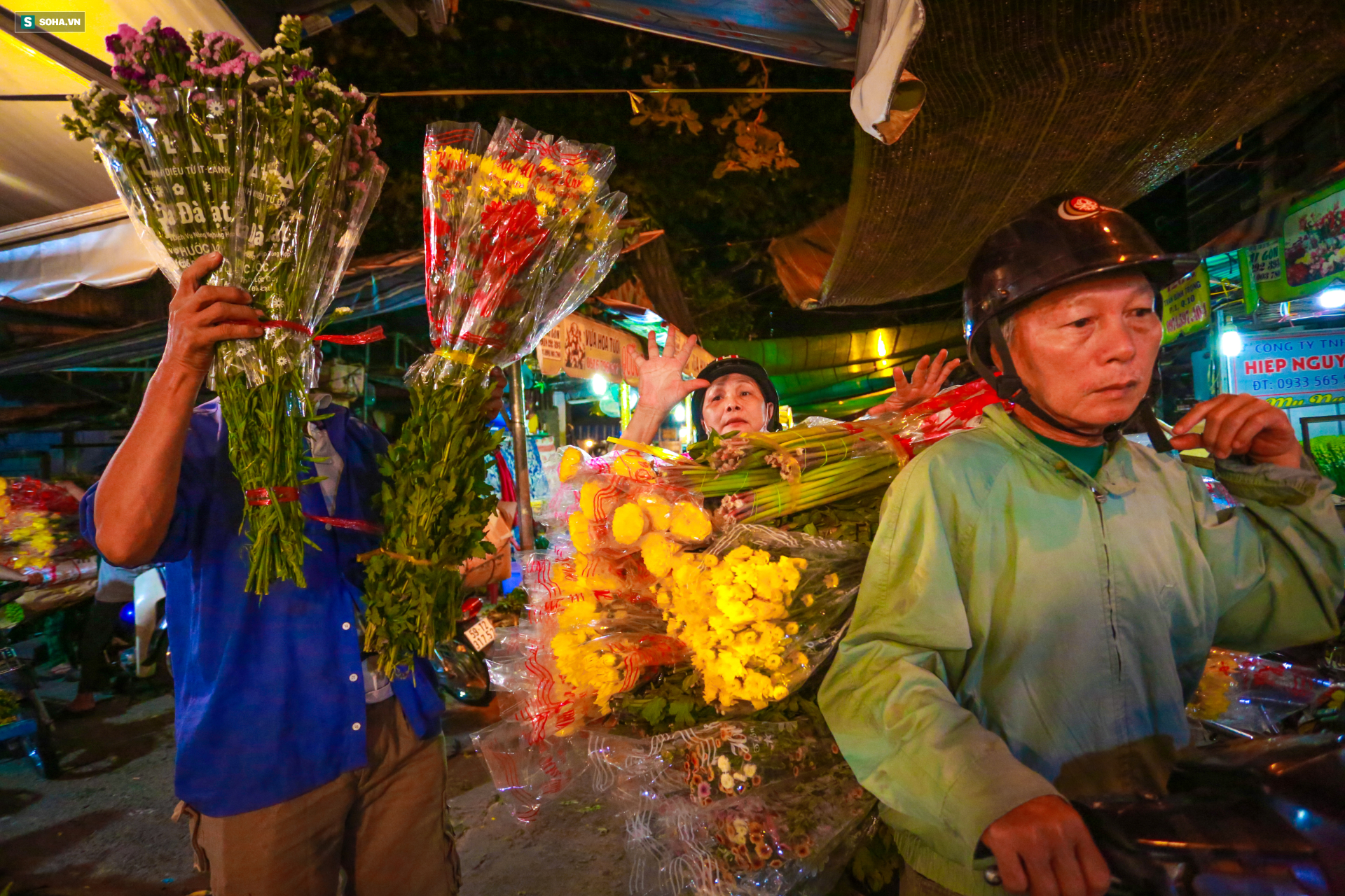 Chợ hoa 30 năm không ngủ ở Sài Gòn nhộn nhịp lúc 2 giờ sáng đón ngày 8/3 - Ảnh 5.