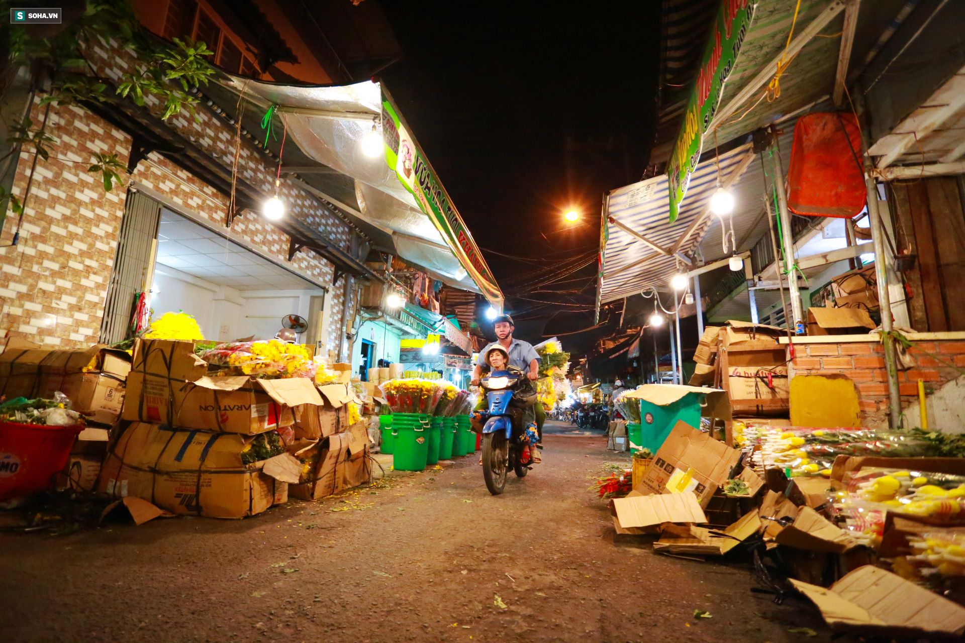 Chợ hoa 30 năm không ngủ ở Sài Gòn nhộn nhịp lúc 2 giờ sáng đón ngày 8/3 - Ảnh 14.
