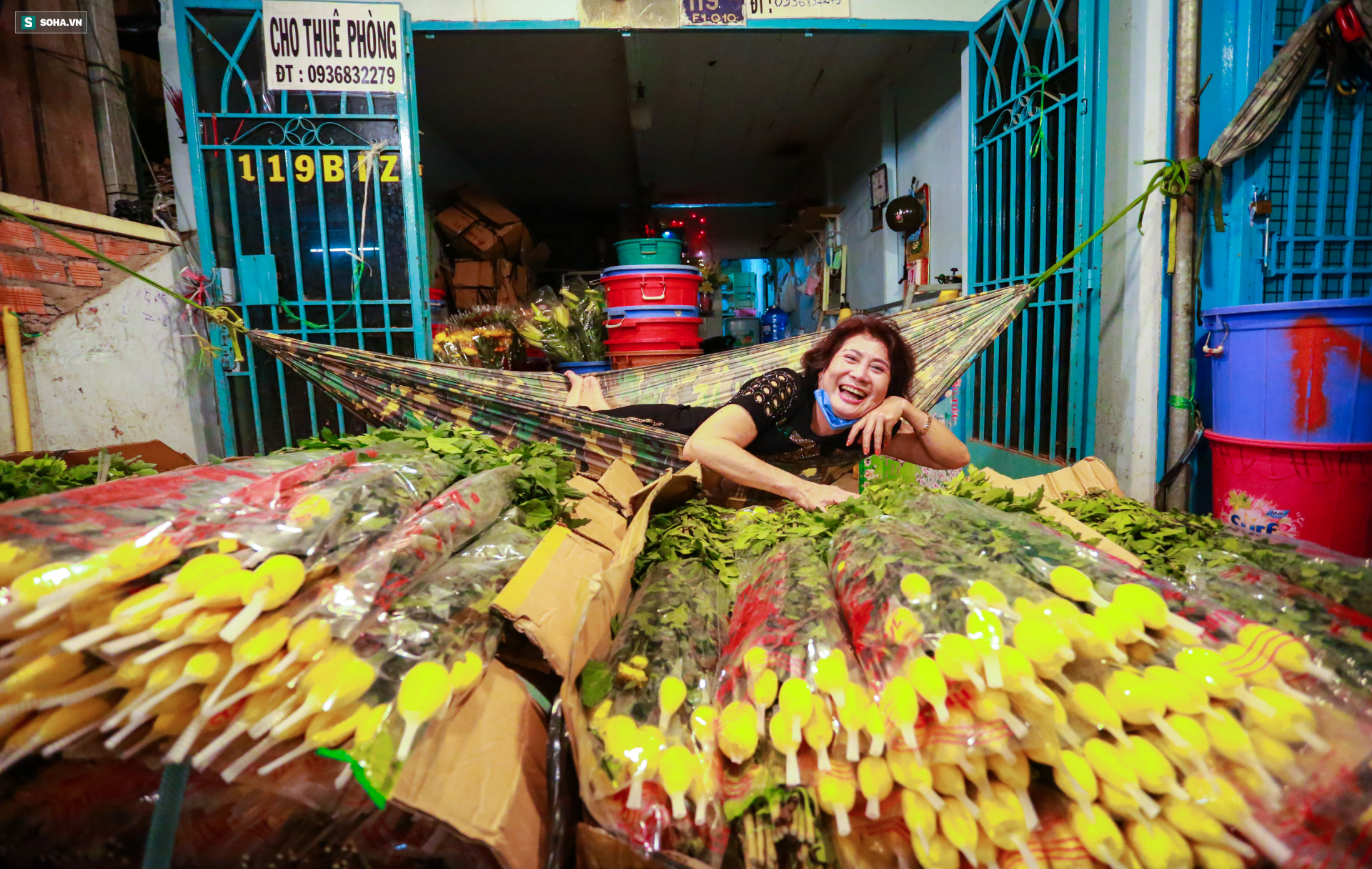 Chợ hoa 30 năm không ngủ ở Sài Gòn nhộn nhịp lúc 2 giờ sáng đón ngày 8/3 - Ảnh 6.