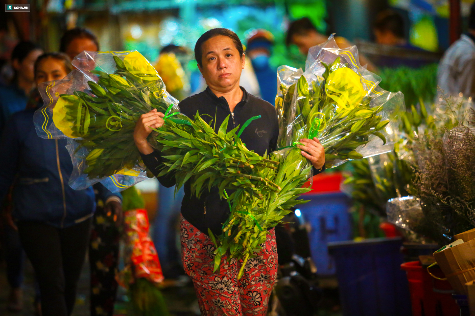 Chợ hoa 30 năm không ngủ ở Sài Gòn nhộn nhịp lúc 2 giờ sáng đón ngày 8/3 - Ảnh 4.