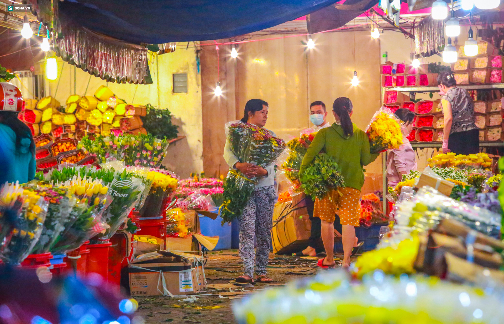 Chợ hoa 30 năm không ngủ ở Sài Gòn nhộn nhịp lúc 2 giờ sáng đón ngày 8/3 - Ảnh 13.