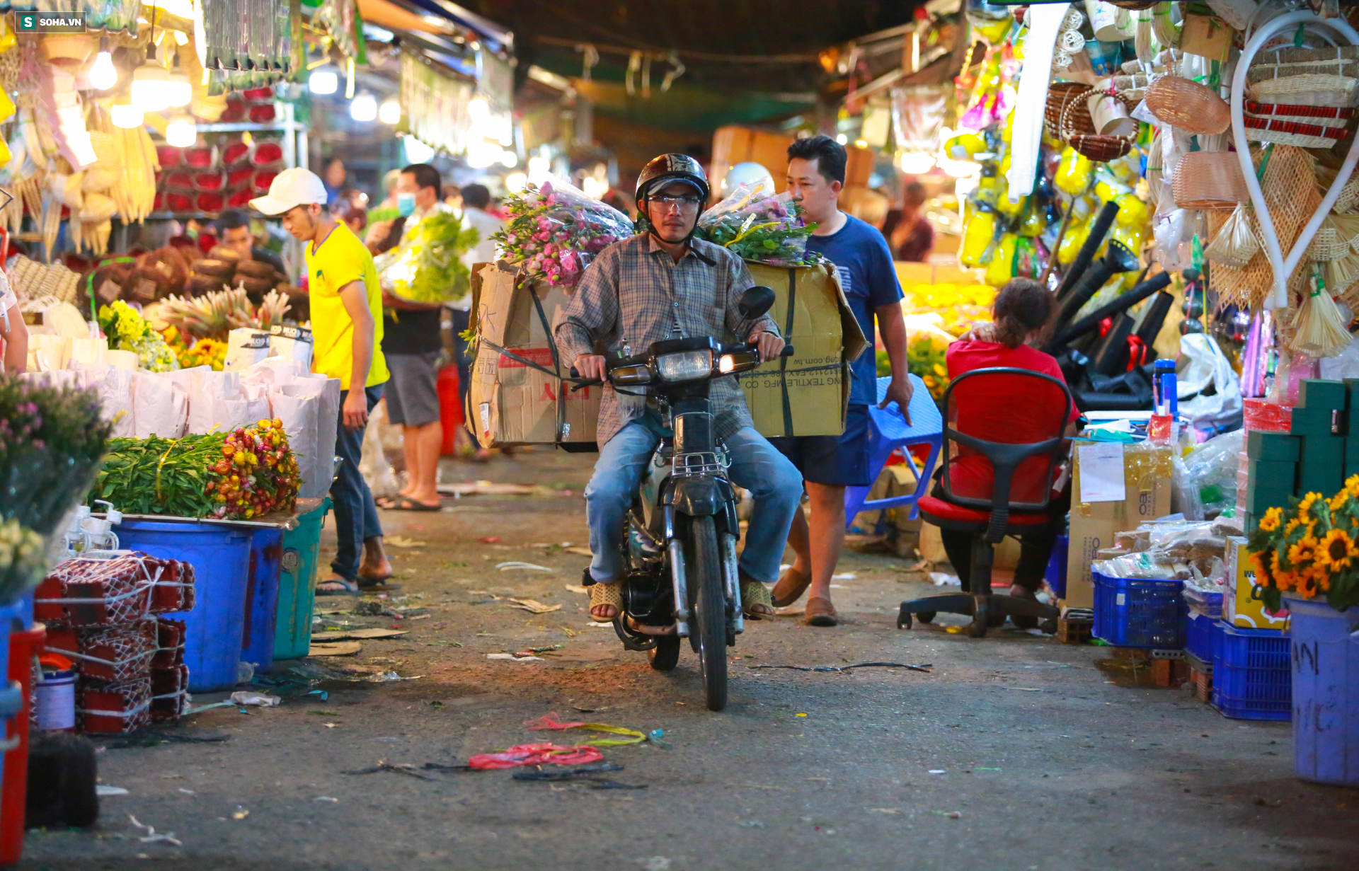 Chợ hoa 30 năm không ngủ ở Sài Gòn nhộn nhịp lúc 2 giờ sáng đón ngày 8/3 - Ảnh 10.