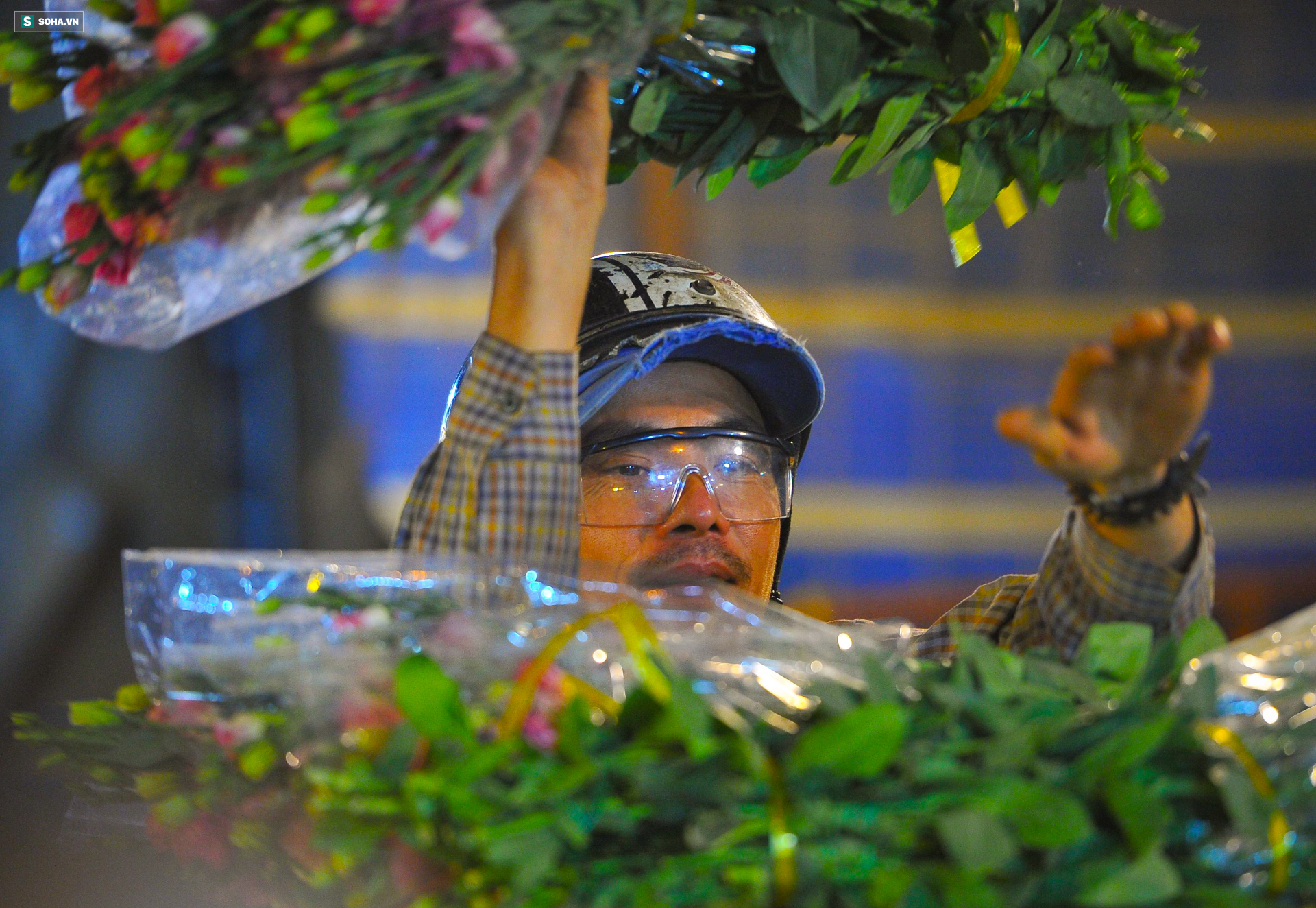 Chợ hoa 30 năm không ngủ ở Sài Gòn nhộn nhịp lúc 2 giờ sáng đón ngày 8/3 - Ảnh 8.