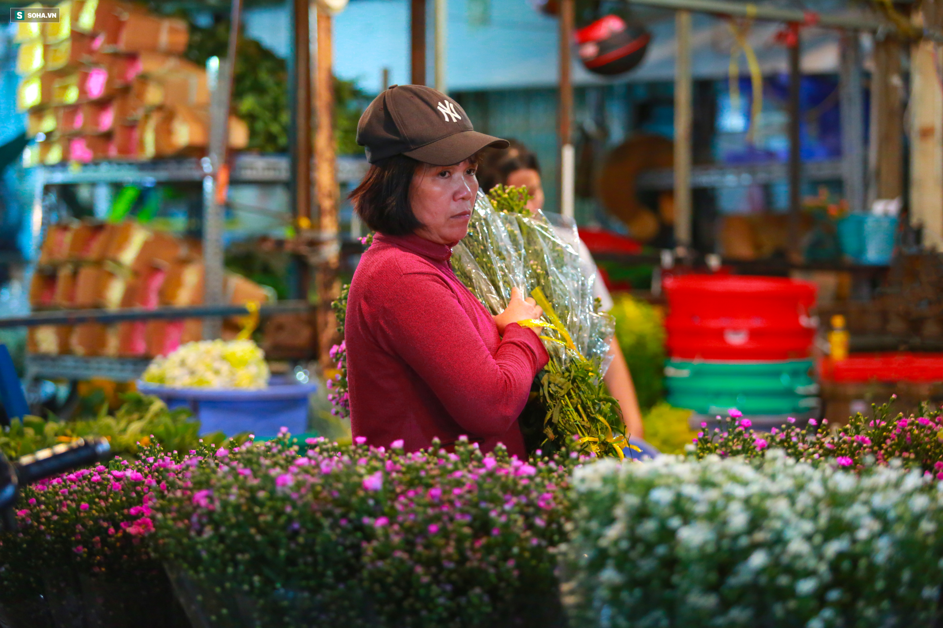 Chợ hoa 30 năm không ngủ ở Sài Gòn nhộn nhịp lúc 2 giờ sáng đón ngày 8/3 - Ảnh 11.
