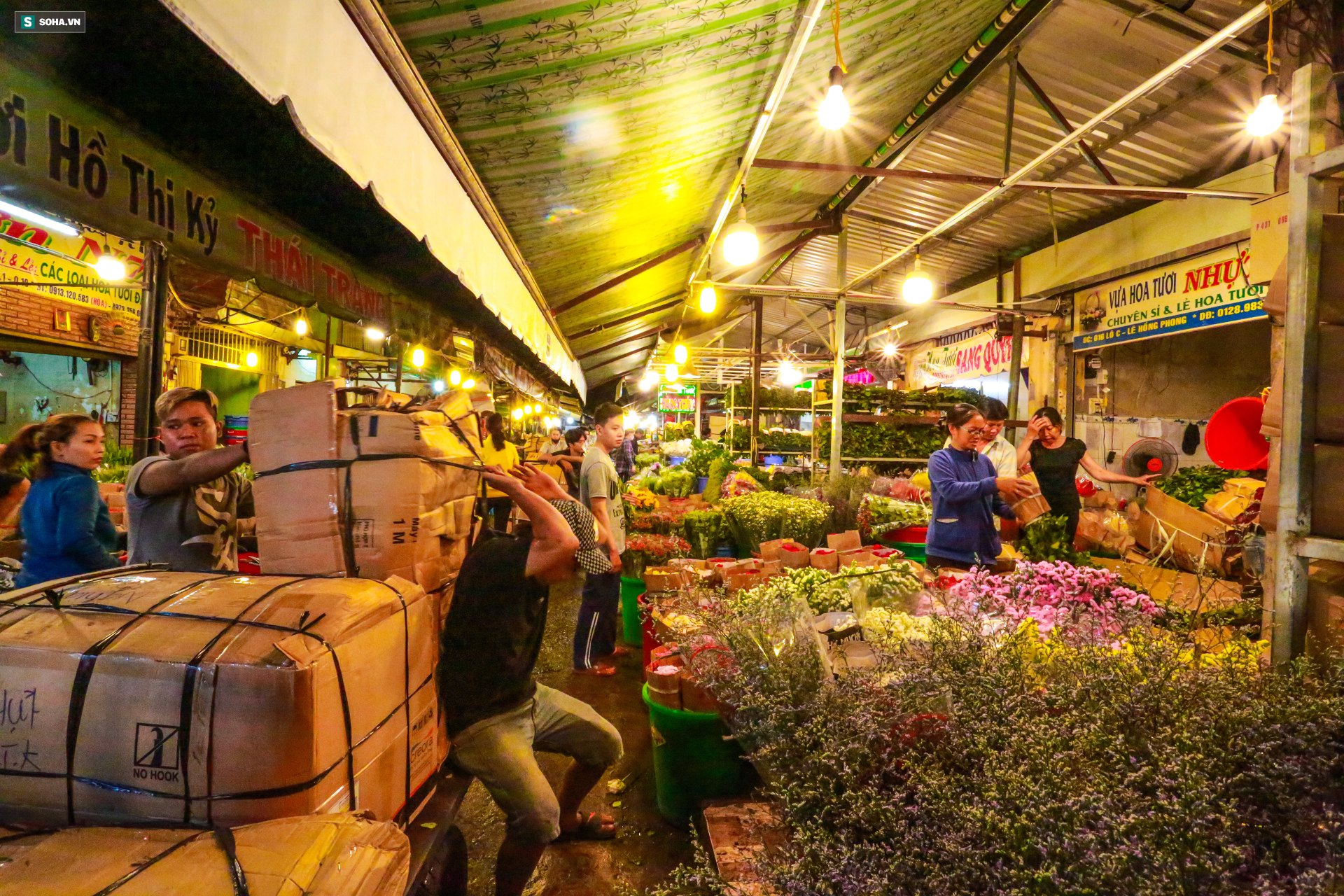 Chợ hoa 30 năm không ngủ ở Sài Gòn nhộn nhịp lúc 2 giờ sáng đón ngày 8/3 - Ảnh 12.