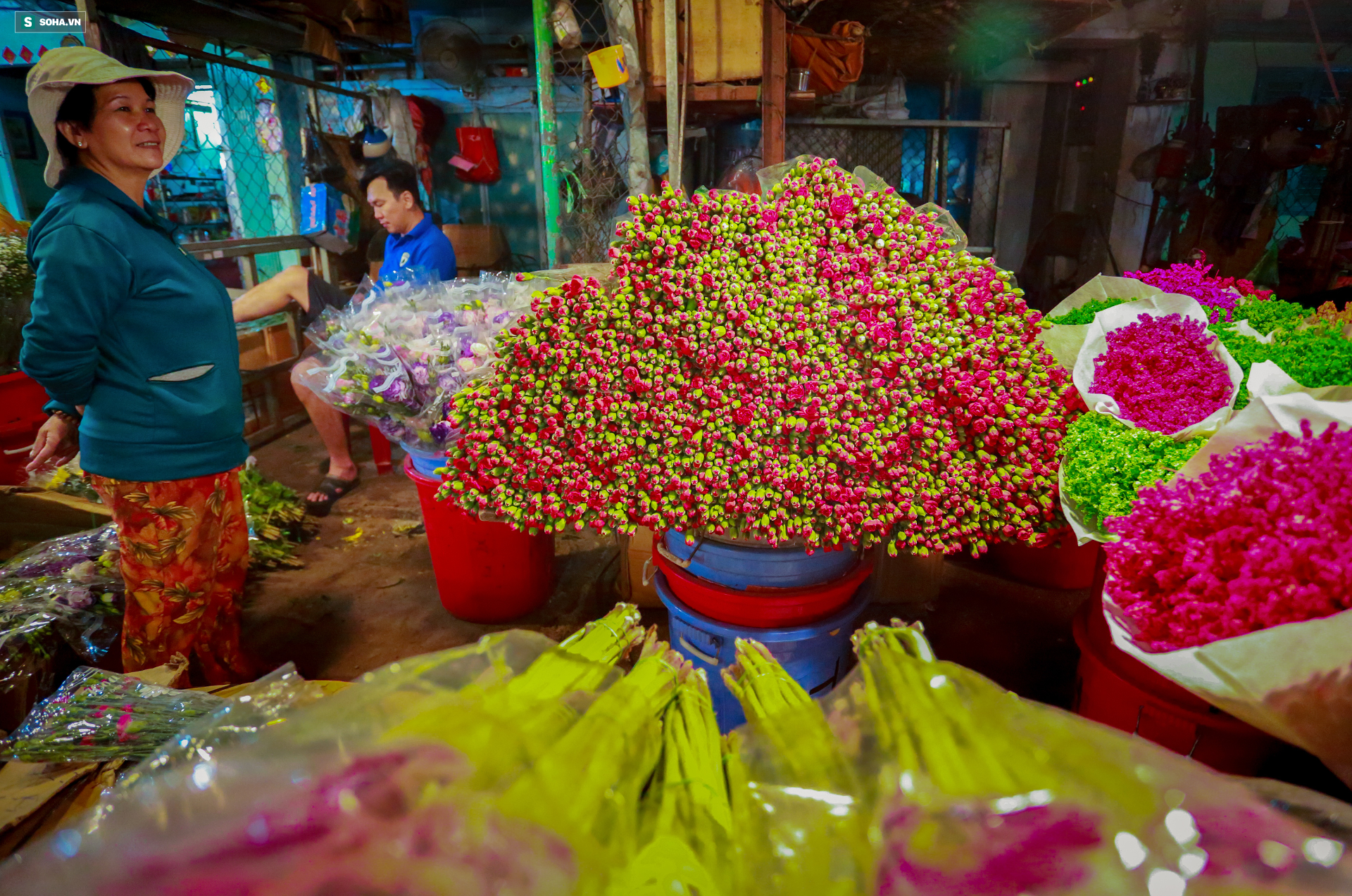 Chợ hoa 30 năm không ngủ ở Sài Gòn nhộn nhịp lúc 2 giờ sáng đón ngày 8/3 - Ảnh 9.