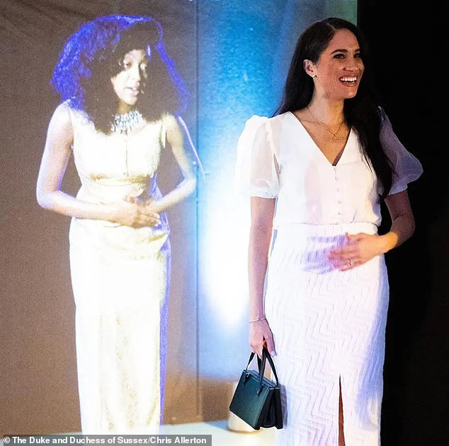 Vừa mới trở về hoàng gia Anh, Meghan Markle đã gây thù với mẹ chồng bằng chiêu thức từng làm với chị dâu Kate - Ảnh 2.